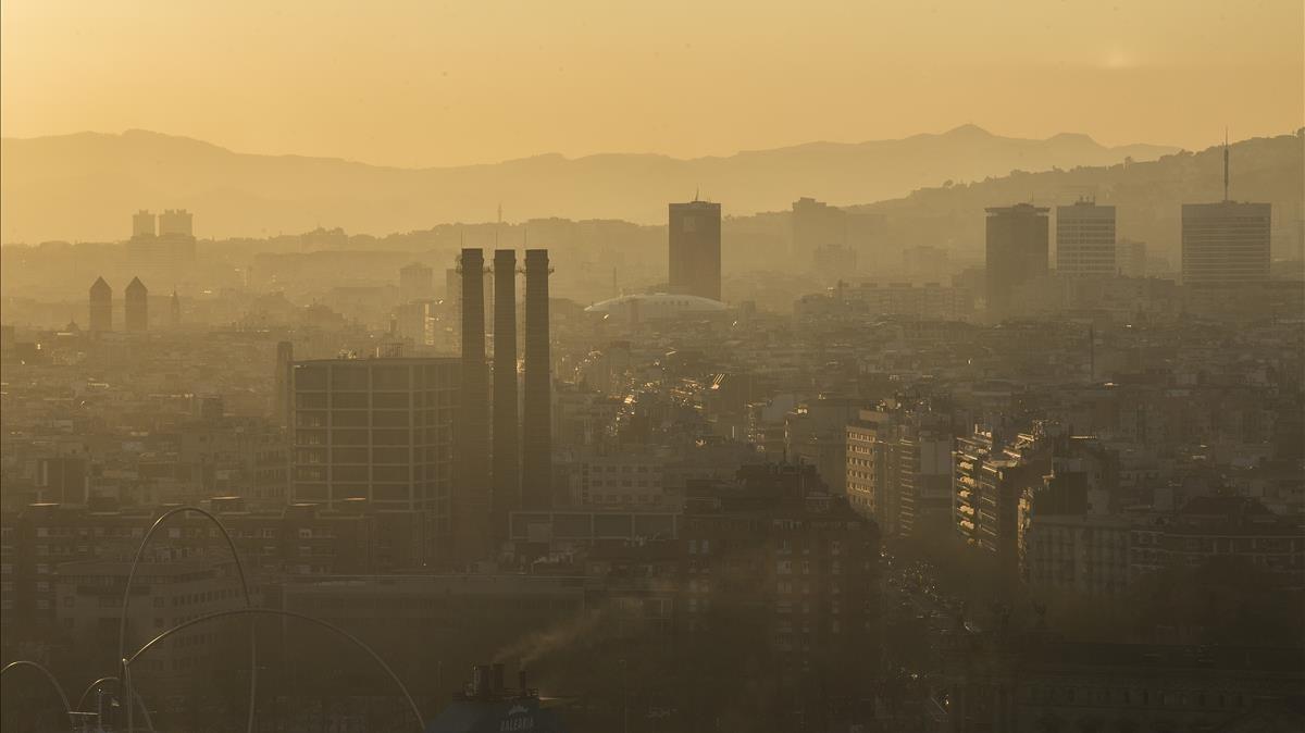 Vista de Barcelona un día del 2017 con episodio de contaminación