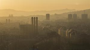 Vista de Barcelona una mañana con episodio de contaminación