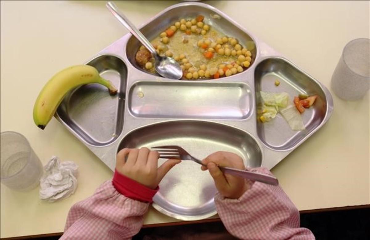 Un niño come en una escuela de Nou Barris, de Barcelona.