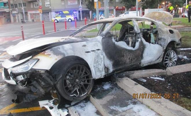 Un conductor borracho y drogado incendia su coche al chocar contra la catenaria del tranvía en Barcelona