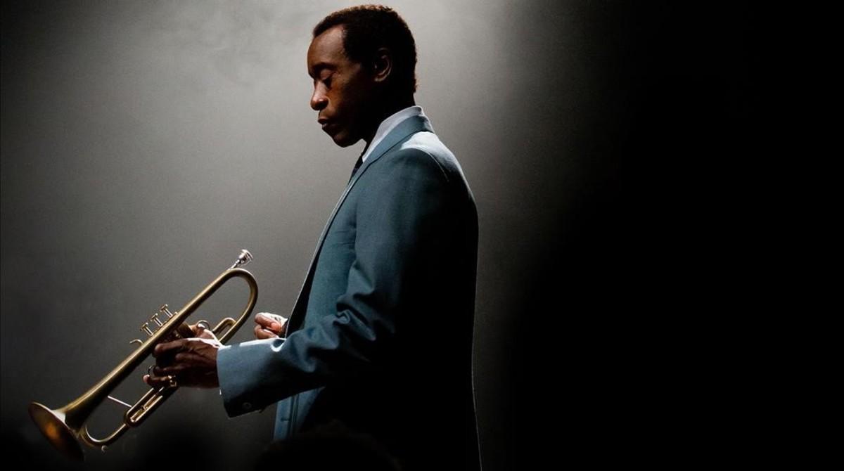 Don Cheadle, caracterizado de Miles Davis en el ’biopic’ sobre el trompetista.