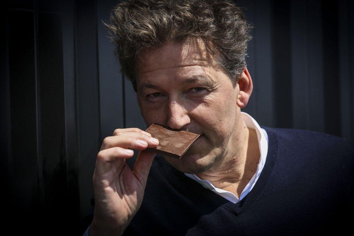 El maestro chocolatero belga Piere Marcolini, huele una tableta de chocolate. El maestro chocolatero belga Piere Marcolini, huele una tableta de chocolate.
