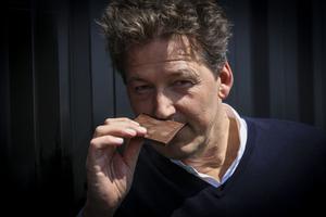 El maestro chocolatero belga Piere Marcolini, huele una tableta de chocolate.