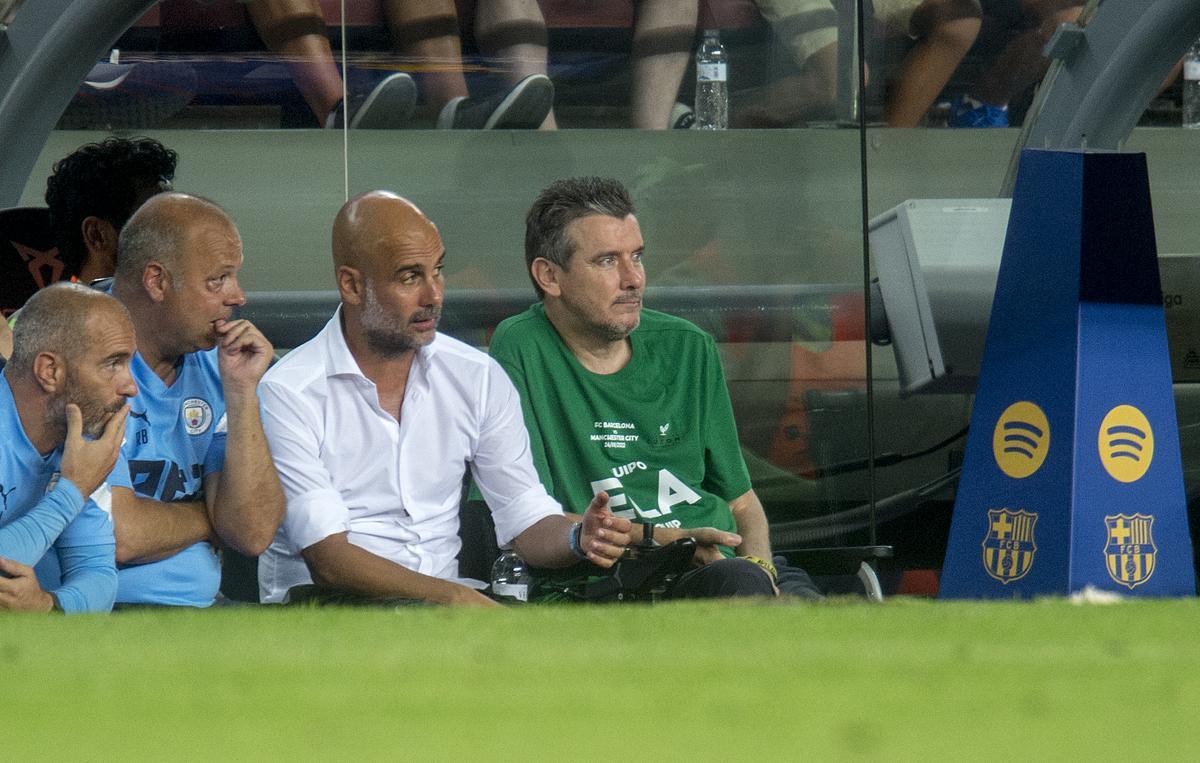 Unzué junto a Guardiola en el banquillo siguiendo el encuentro en el Camp Nou.