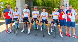 De izquierda a derecha, los ciclistas Gorka Izagirre, Herrada, Fraile, Ion Izagirre y Valverde, abrazado por el seleccionador Pascual Momparler.