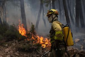 Un bombero en el incendio de la Sierra de la Culebra.