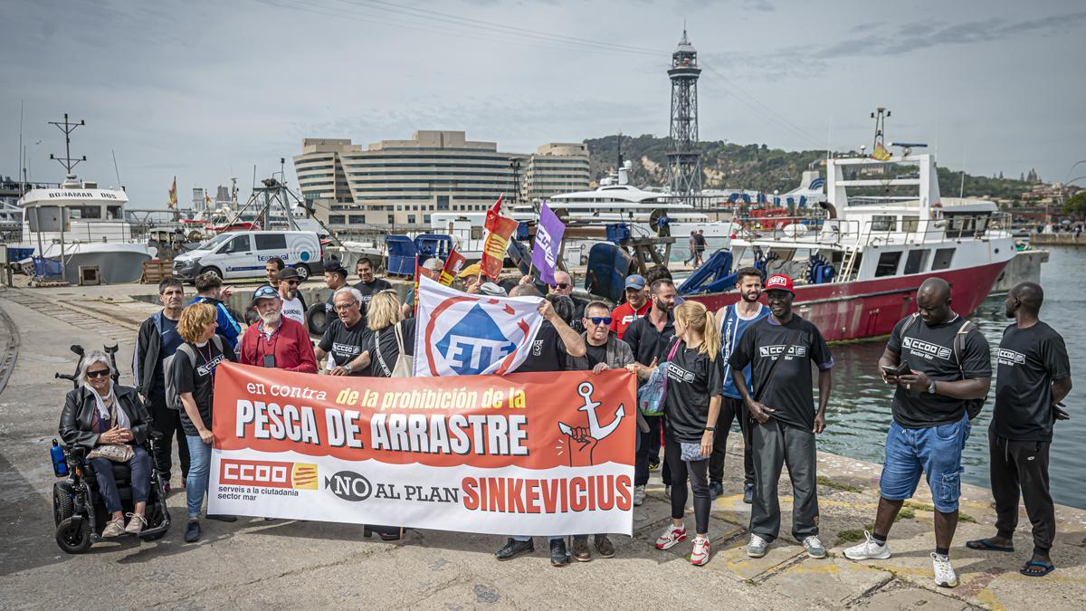 Pescadores de Barcelona protestan contra la prohibición de la pesca de arrastre: "Subirán los precios"