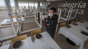 José Miralles, propietario de ’La Alegría de la Huerta’, uno de los locales del paseo marítimo de València, dentro de su local