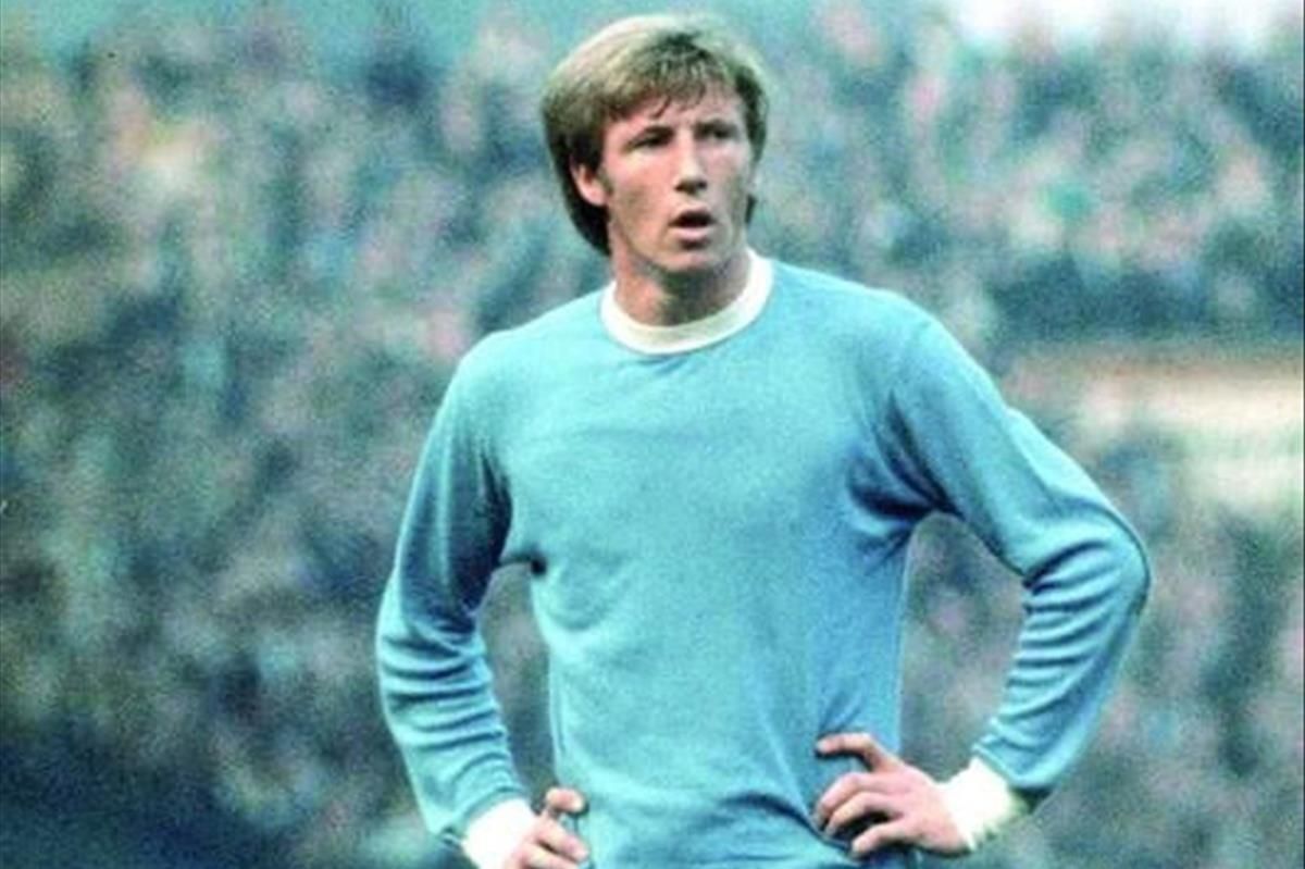 Colin Bell durante un partido con el City Colin Bell durante un partido con el City