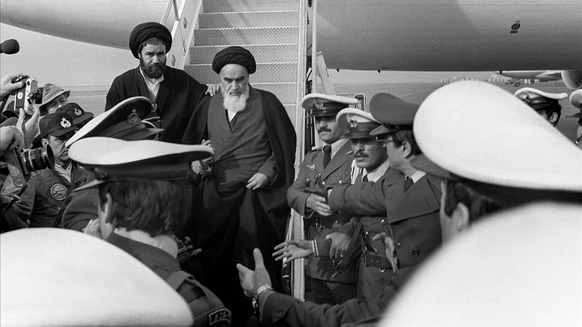 Momento en que Jomeini pisa tierra iraní el 1 de febrero de 1979 tras 14 años de exilio. Momento en que Jomeini pisa tierra iraní el 1 de febrero de 1979 tras 14 años de exilio.