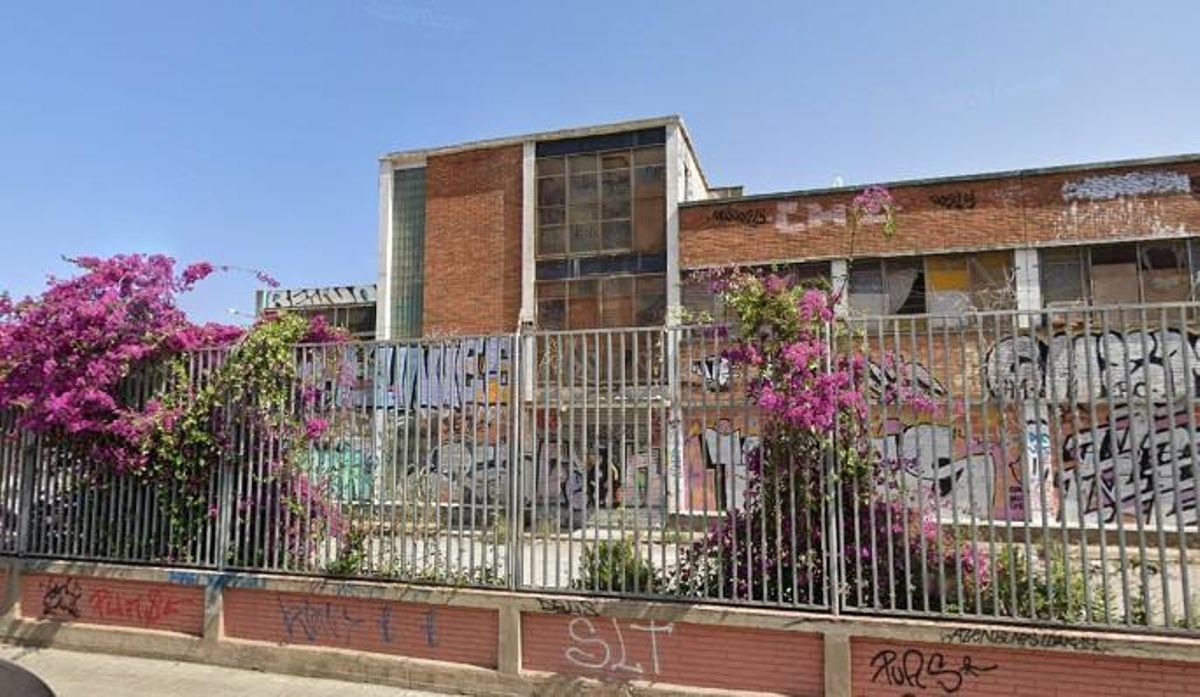 Desallotjada una nau de l’Hospitalet de Llobregat on vivien unes 70 persones, entre les quals hi havia menors Desallotjada una nau de l’Hospitalet de Llobregat on vivien unes 70 persones, entre les quals hi havia menors