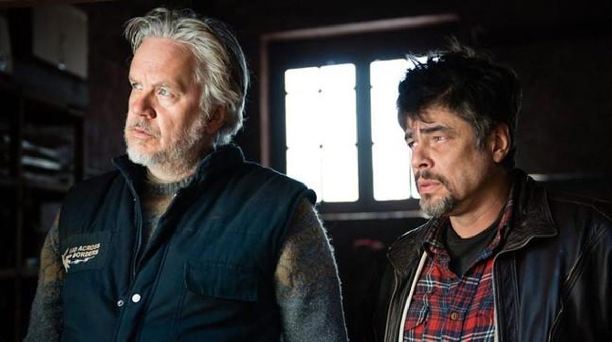 Tim Robbins y Benicio del Toro, en una imagen de ’Un día perfecto’. Tim Robbins y Benicio del Toro, en una imagen de ’Un día perfecto’.