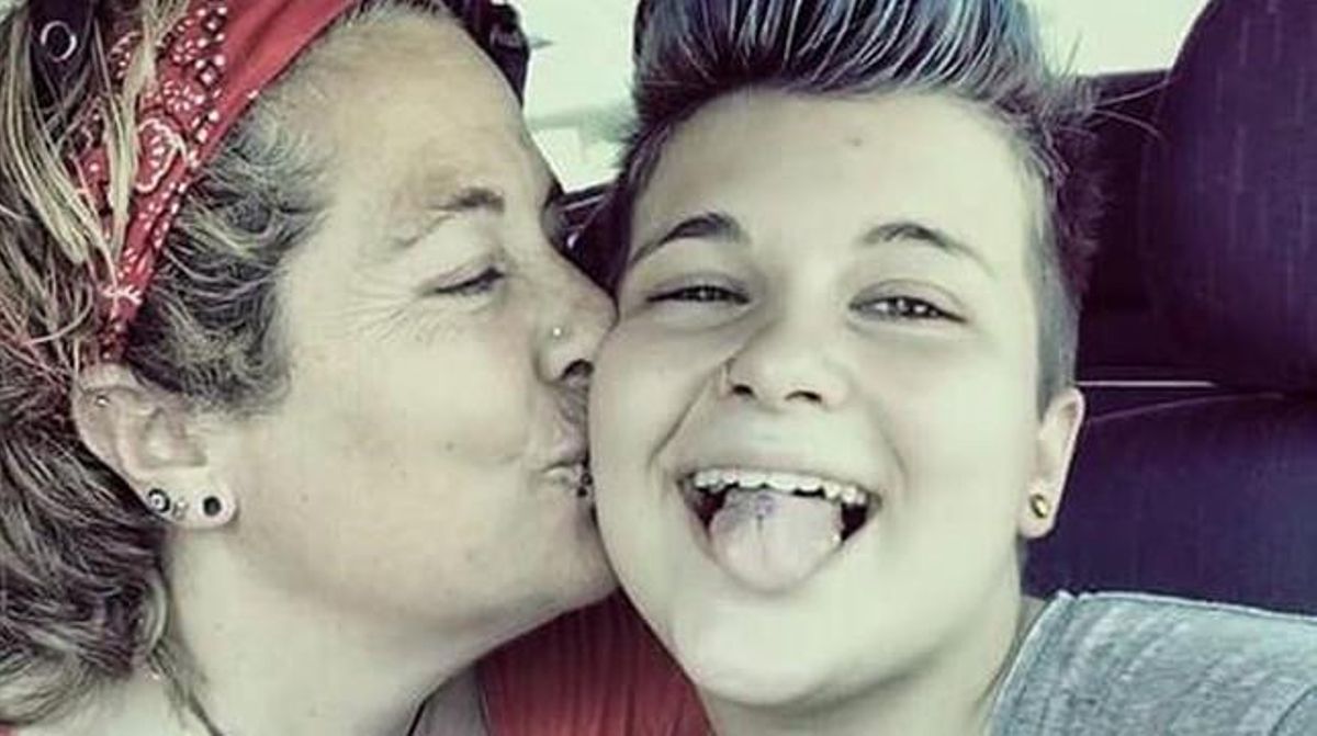 Alan, el menor que se quitó la vida, con su madre. Alan, el menor que se quitó la vida, con su madre.