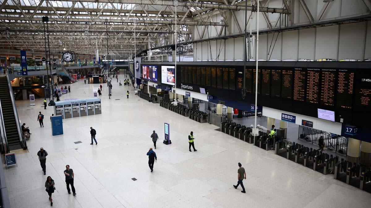 Los viajeros caminan por la estación de Waterloo, en el tercer día de huelgas ferroviarias nacionales, en Londres, Gran Bretaña, el 23 de junio de 2022. REUTERS/Henry Nicholls