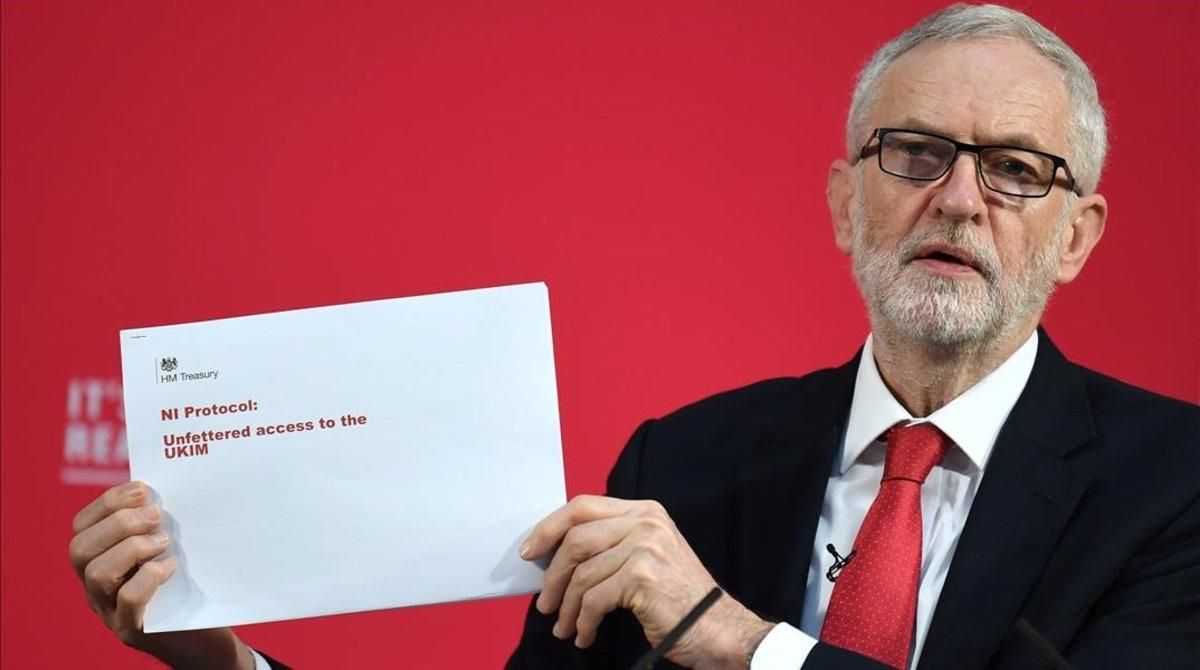 Jeremy Corbyn con el documento del Tesoro británico. Jeremy Corbyn con el documento del Tesoro británico.