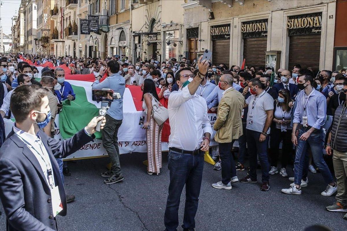 Salvini se hace una foto junto a sus seguidores, en la marcha de Roma. Salvini se hace una foto junto a sus seguidores, en la marcha de Roma.