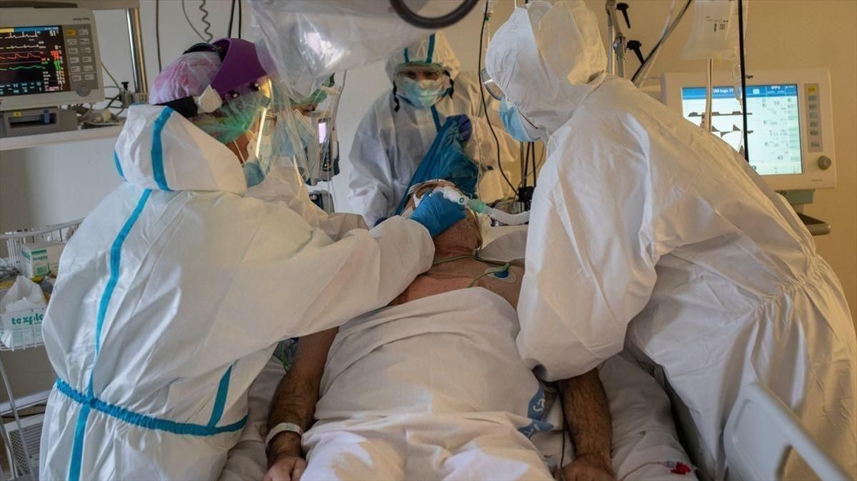 El equipo de la UCI atiende a uno de los enfermos de coronavirus ingresados en el Hospital Virgen de la Concha de Zamora. EMILIO FRAILE / LA OPINION DE ZAMORA El equipo de la UCI atiende a uno de los enfermos de coronavirus ingresados en el Hospital Virgen de la Concha de Zamora. EMILIO FRAILE / LA OPINION DE ZAMORA