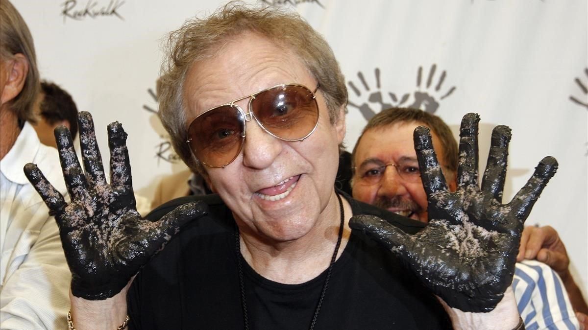 Hal Blaine muestra las manos cubiertas de cemento tras haberlas estampado en el Rock Walk de Los Ángeles, en el 2008. Hal Blaine muestra las manos cubiertas de cemento tras haberlas estampado en el Rock Walk de Los Ángeles, en el 2008.