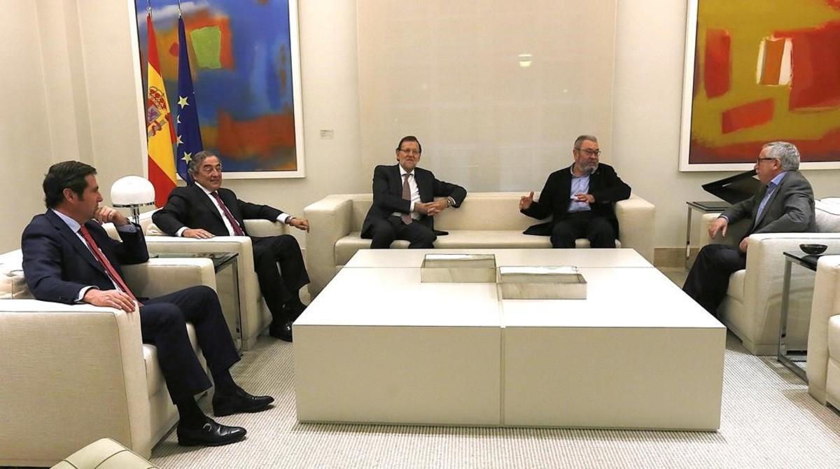 Mariano Rajoy y los líderes de CCOO, UGT, CEOE y CEPYME en su última cita de hace un año en la Moncloa. 
