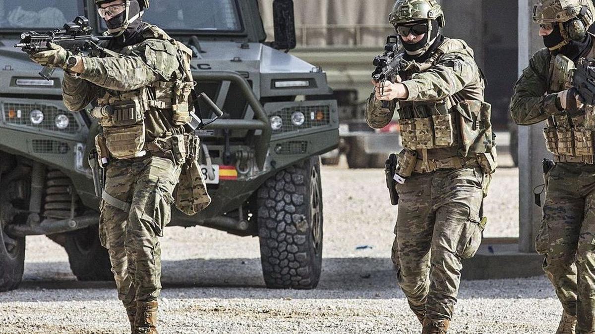 Tres miembros del Mando de Operaciones Especiales durante un ejercicio realizado en el cuartel de Rabasa (Alicante).
