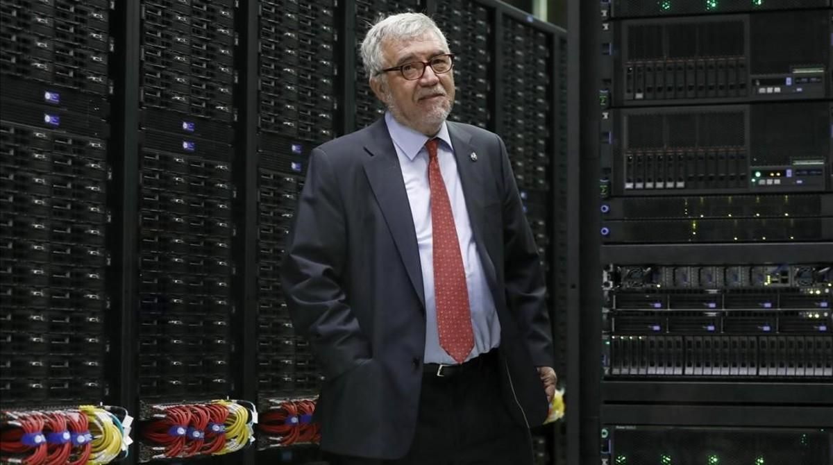 Mateo Valero, director del Barcelona Supercomputing Center, ante el superordenador MareNostrum. Mateo Valero, director del Barcelona Supercomputing Center, ante el superordenador MareNostrum.