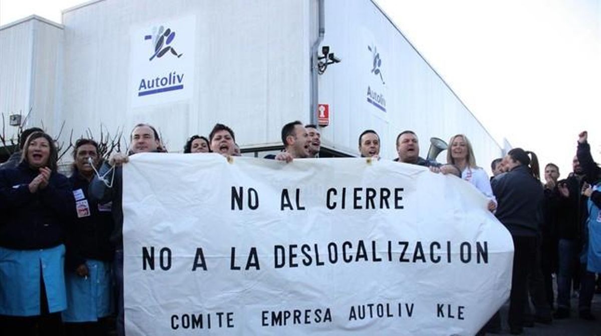 Trabajadores de Autoliv protestan contra el cierre de la planta de Granollers, el pasado 19 de octubre. Trabajadores de Autoliv protestan contra el cierre de la planta de Granollers, el pasado 19 de octubre.