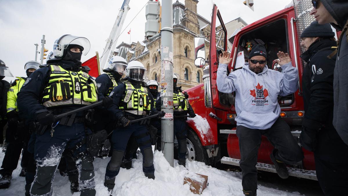 La policia d’Ottawa fa servir esprai de pebre contra els camioners antivacunes