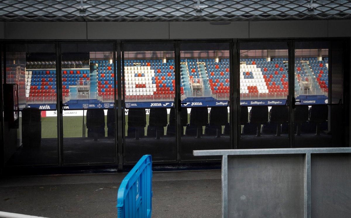 Vista sin público del estadio de Ipurua de Eibar, donde se disputó el último partido de La Liga. Vista sin público del estadio de Ipurua de Eibar, donde se disputó el último partido de La Liga.