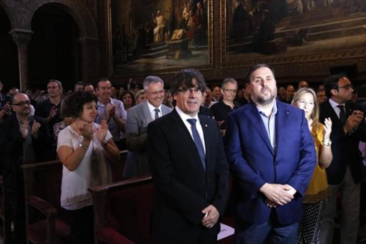 Puigdemont y Junqueras, en un acto municipalista a favor del referéndum.