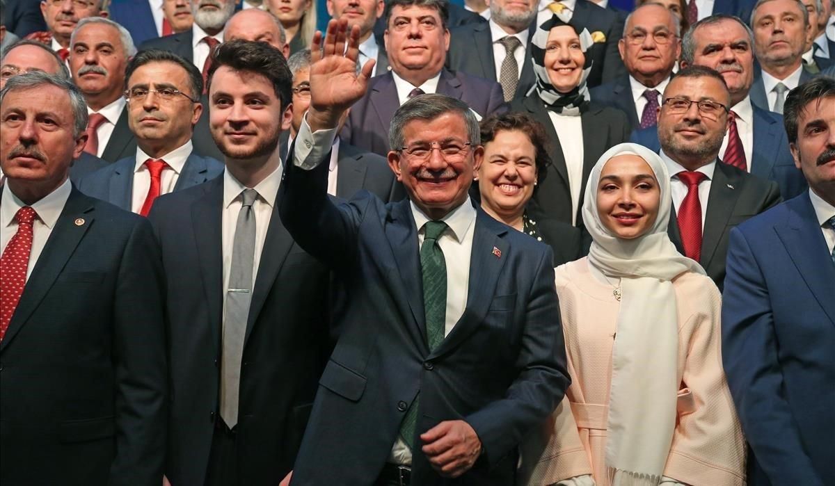 El antiguo primer ministro turco Ahmet Davutoglu (primera fila, en el centro), en la presentación de su nuevo partido, en Ankara. El antiguo primer ministro turco Ahmet Davutoglu (primera fila, en el centro), en la presentación de su nuevo partido, en Ankara.
