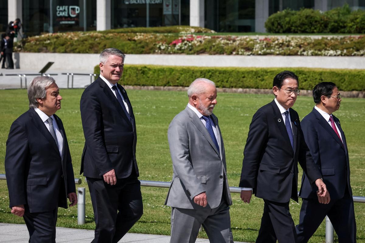 El secretario general de la OCDE, Mathias Cormann (segundo por la izquierda), junto a líderes internacionales en la cumbre del G-7 en Hiroshima, el 21 de mayo.