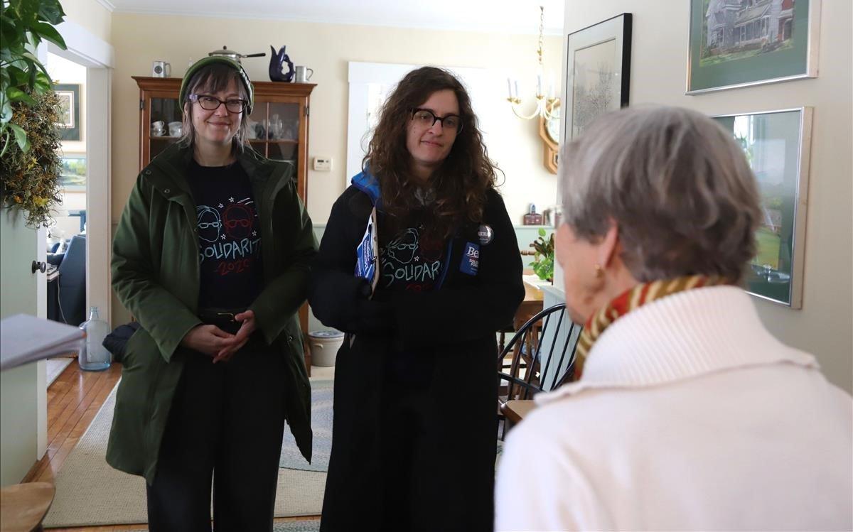 Nora Maynard y Carly Nix, voluntarias de Sanders, piden el voto para su candidato en casa de una votante demócrata.