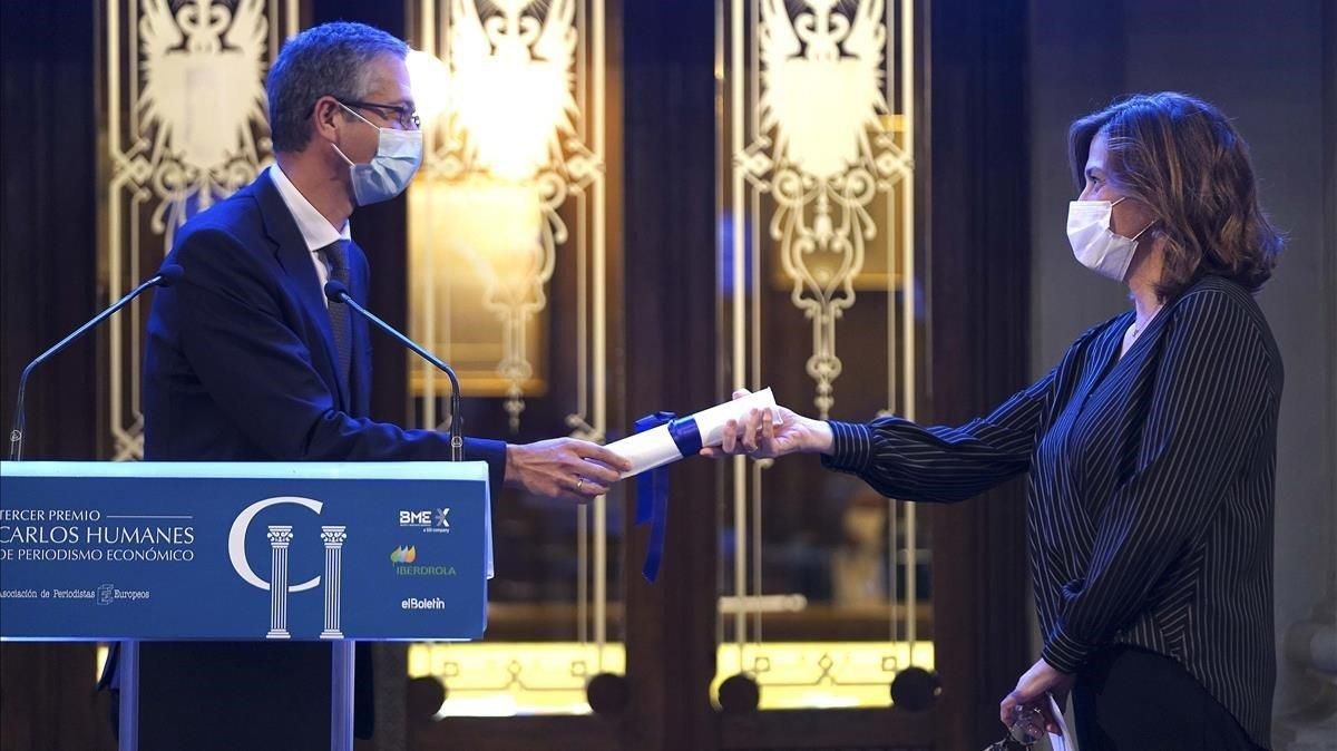 La responsable de Economía de EL PERIÓDICO en Madrid, Rosa María Sánchez, recoge de manos del gobernador del Banco de España, Pablo Hernández de Cos, el Premio Carlos Humanes de Periodismo Económico, este 5 de octubre. La responsable de Economía de EL PERIÓDICO en Madrid, Rosa María Sánchez, recoge de manos del gobernador del Banco de España, Pablo Hernández de Cos, el Premio Carlos Humanes de Periodismo Económico, este 5 de octubre.