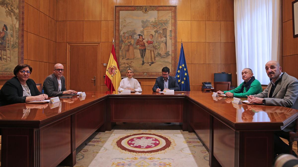 La vicepresidenta segunda, Yolanda Díaz, se reúne con los líderes de CCOO, Unai Sordo (izquierda), y UGT, Pepe Álvarez (derecha).