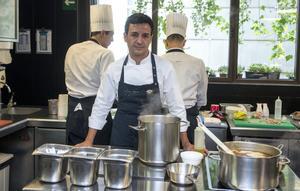 Raül Balam, en la cocina del restaurante Moments, en el Hotel Mandarin Oriental de Barcelona.