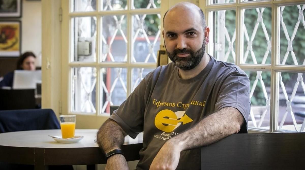Marc Pastor, con una camiseta en la que aparece el logotipo de la misteriosa empresa rusa que se esconde tras un resort en Oceanía. Marc Pastor, con una camiseta en la que aparece el logotipo de la misteriosa empresa rusa que se esconde tras un resort en Oceanía.