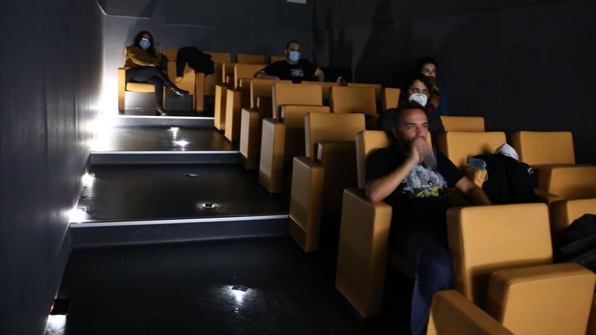 En Video Instan (Viladomat 239) tienen una mini sala de cine que puedes alquilar. En Video Instan (Viladomat 239) tienen una mini sala de cine que puedes alquilar.