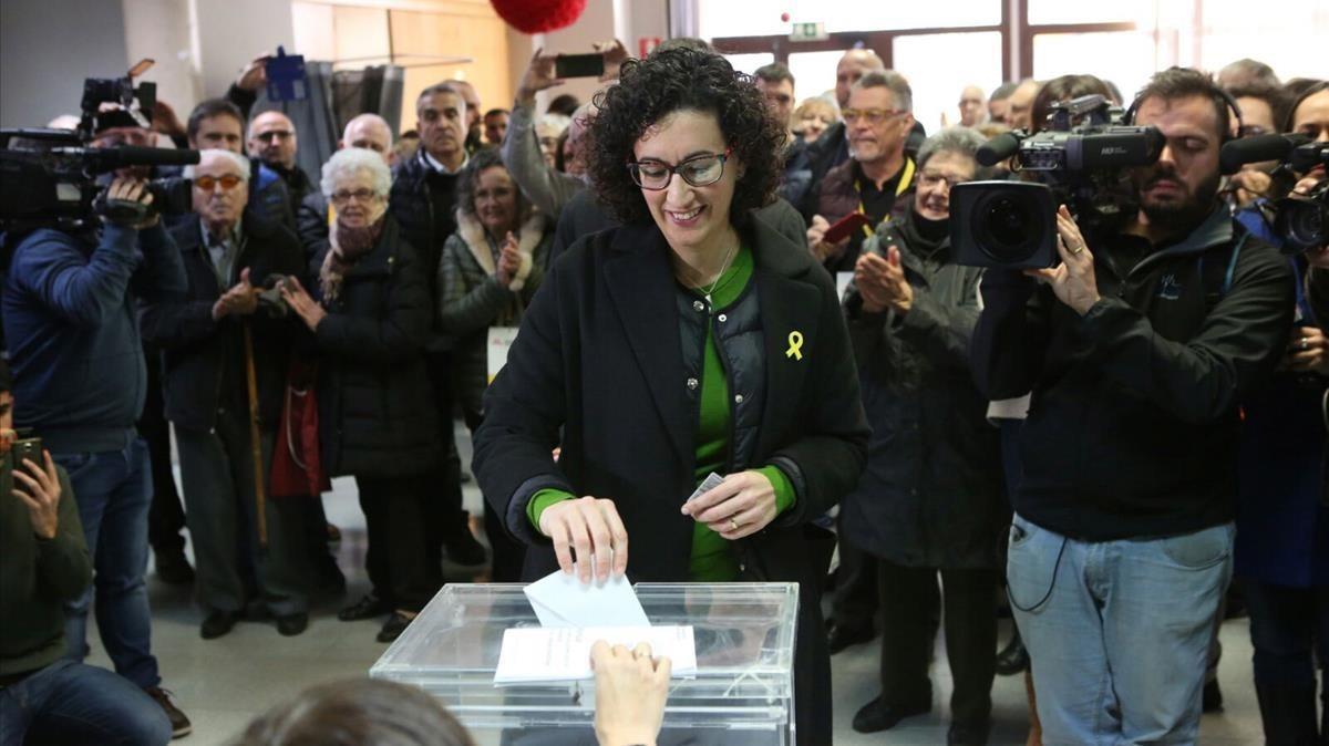 Marta Rovira votando en  su ciudad, Vic.
