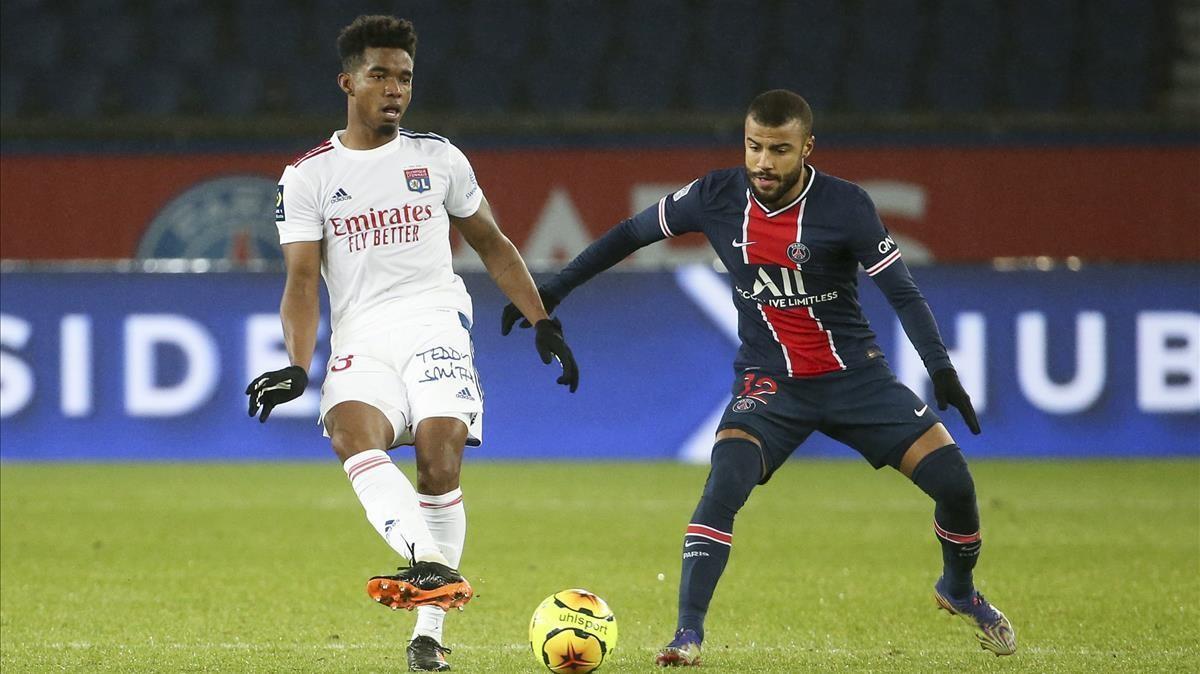 Thiago Mendes of Lyon  Rafael Alcantara aka Rafinha of PSG during the French championship Ligue 1 football match between Paris Saint-Germain (PSG) and Olympique Lyonnais (OL) on December 13  2020 at Parc des Princes stadium in Paris  France - Photo Jean Catuffe   DPPI  AFP7   13 12 2020 ONLY FOR USE IN SPAIN
