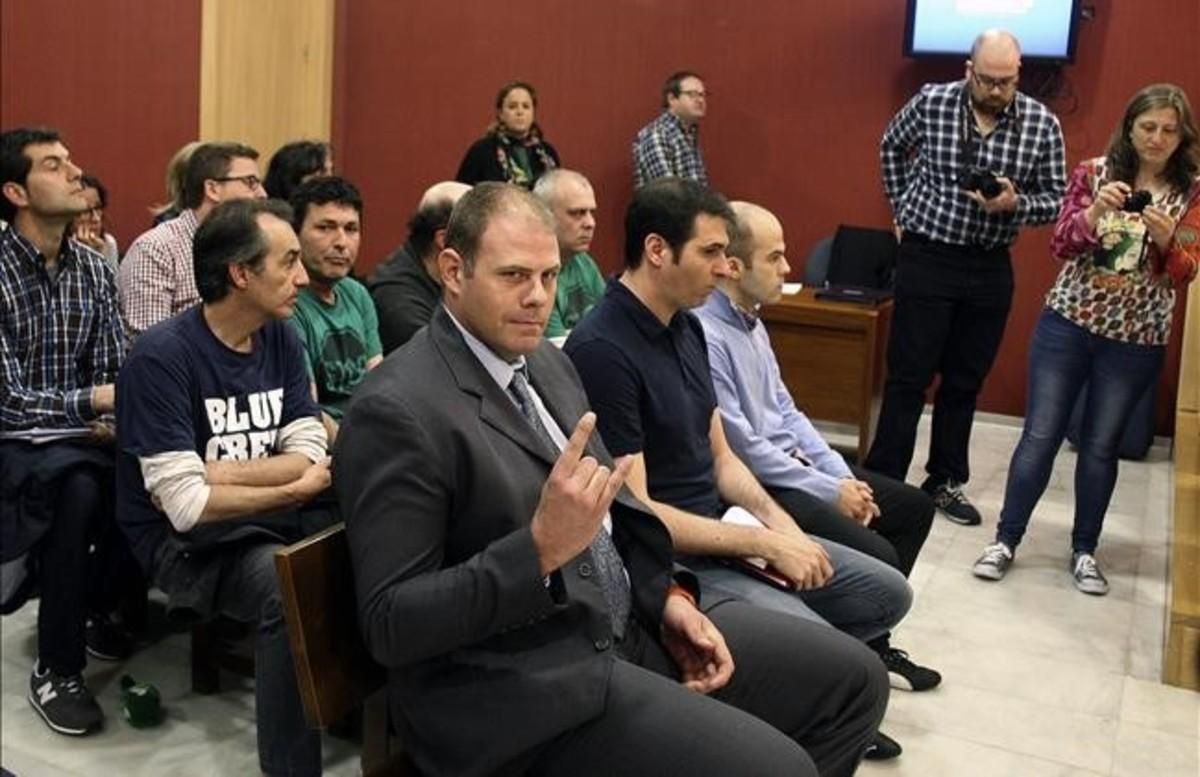 Los tres integrantes del grupo Anonymous que la Policia considera la cupula de esta organizacion, en el banquillo de los acusados Los tres integrantes del grupo Anonymous que la Policia considera la cupula de esta organizacion, en el banquillo de los acusados