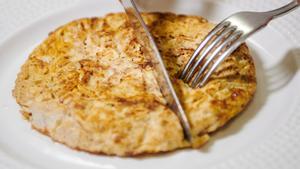 Tortilla de bacalao, puerro y cebolla confitada del restaurante Abasolo Etxea.