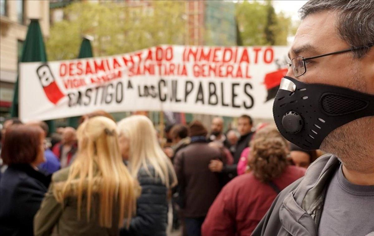 Trabajadores de Metro de Madrid se manifiestan en las puertas de los juzgados donde se celebra el juicio contra el suburbano. Trabajadores de Metro de Madrid se manifiestan en las puertas de los juzgados donde se celebra el juicio contra el suburbano.