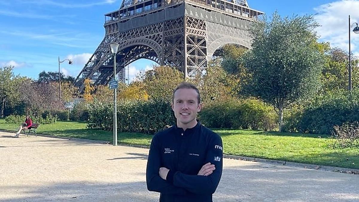 El pastelero Lluc Crusellas, bajo la Torre Eiffel, antes de participar en el campeonato World Chocolate Masters de París.