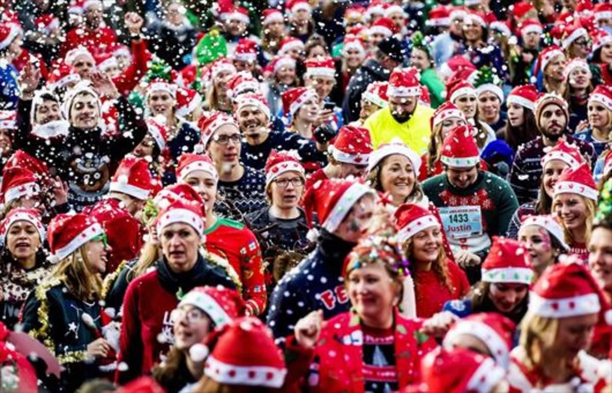 Rentas elevadas 8Ciudanos holandeses participan en una carrera popular navideña, en Ámsterdam. Rentas elevadas 8Ciudanos holandeses participan en una carrera popular navideña, en Ámsterdam.