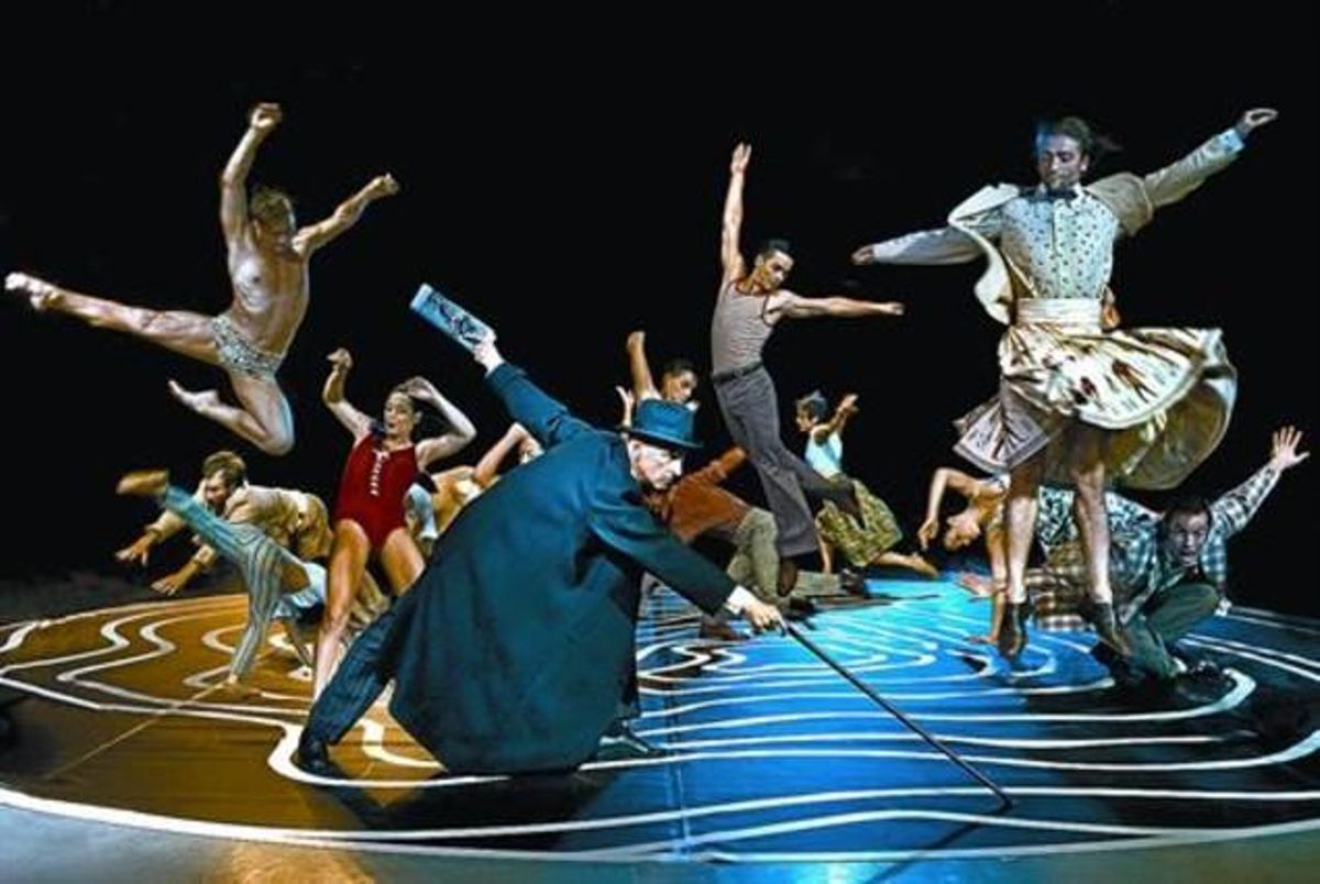 Cesc Gelabert, con sombrero y bastón, en una escena del espectáculo. Cesc Gelabert, con sombrero y bastón, en una escena del espectáculo.
