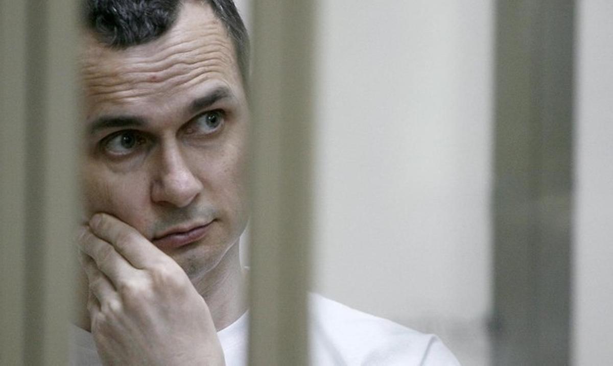 Oleg Sentsov escoltant les acusacions que pesen sobre ell al judici d’aquest dimarts, a Rostov-on-Don.