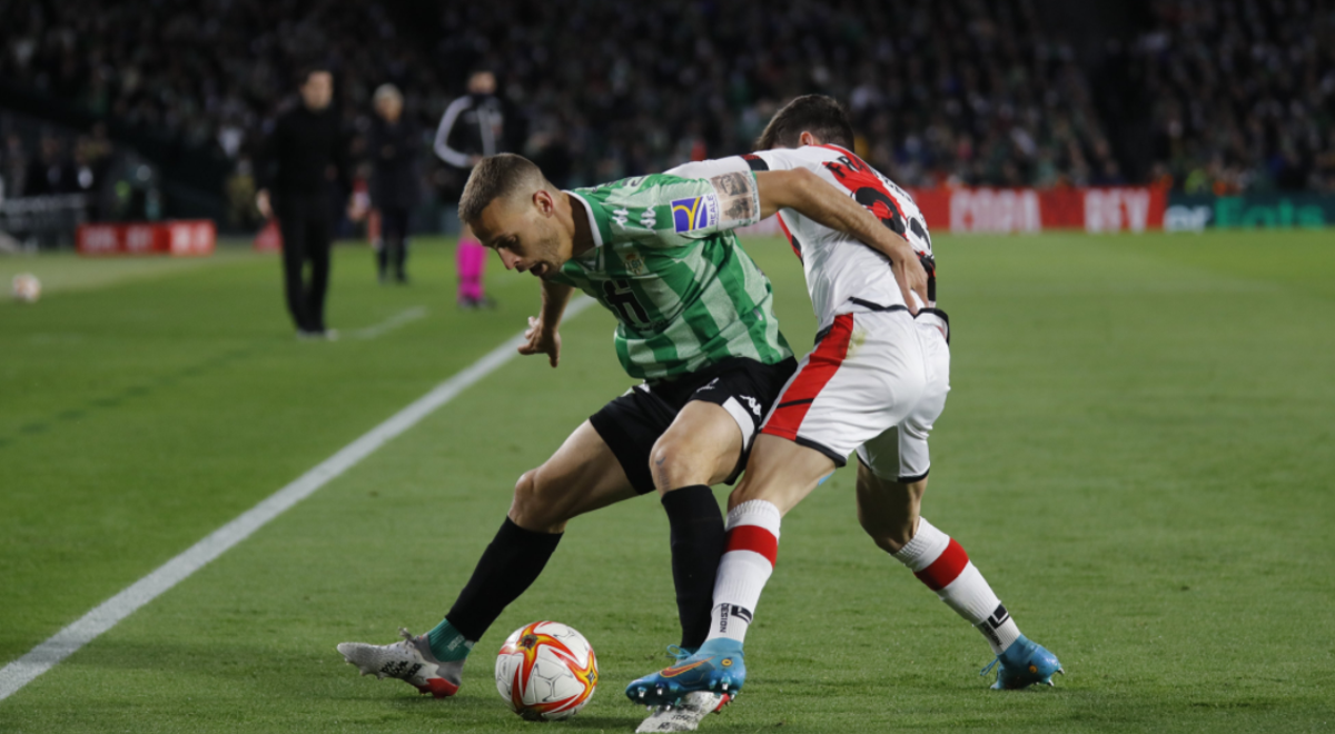 Canales disputa una pelota en la semifinal ante el Rayo. Canales disputa una pelota en la semifinal ante el Rayo.