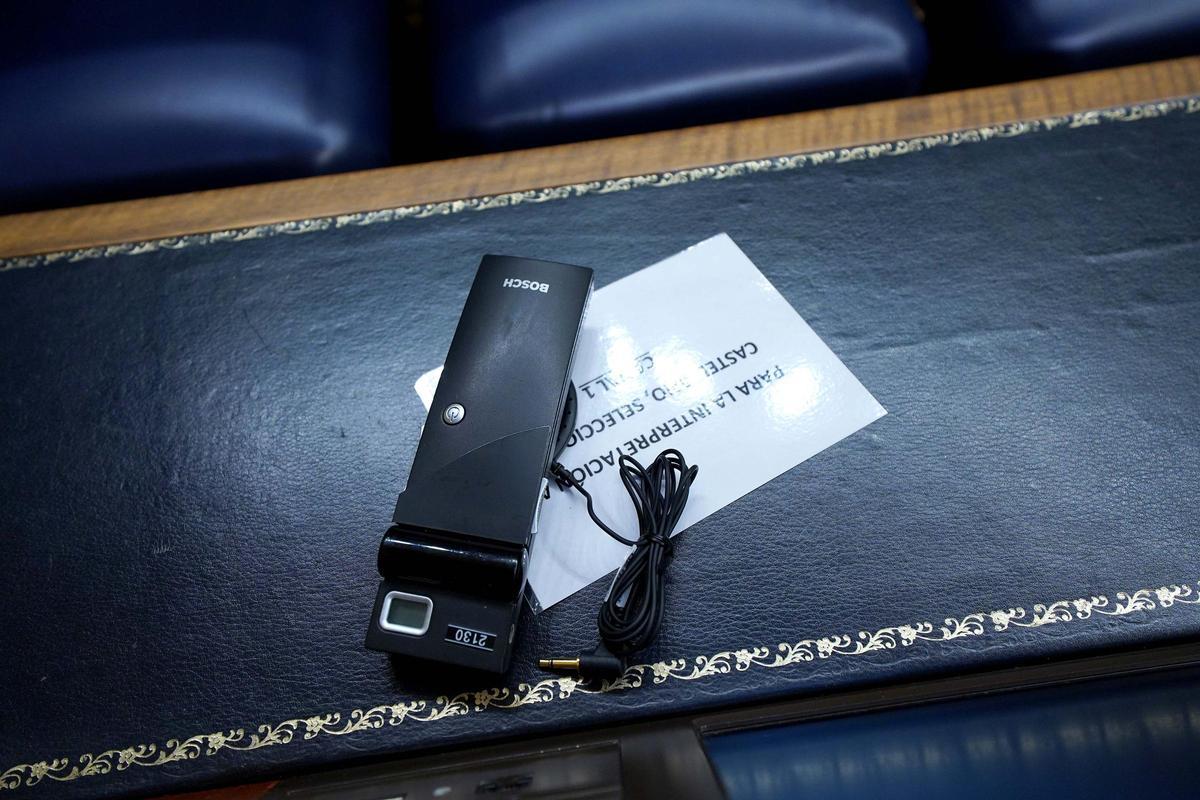 Uno de los apartos de traducción simultánea en el Congreso. Uno de los apartos de traducción simultánea en el Congreso.