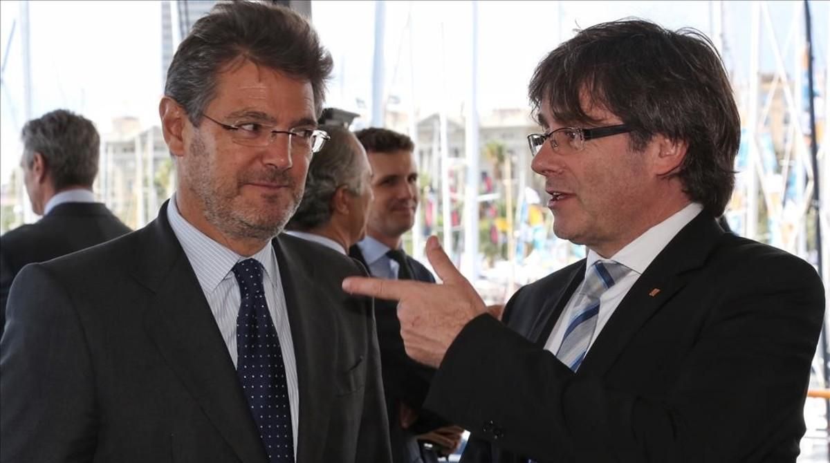 Rafael Catalá y Carles Puigdemont, este viernes, en Barcelona. Rafael Catalá y Carles Puigdemont, este viernes, en Barcelona.