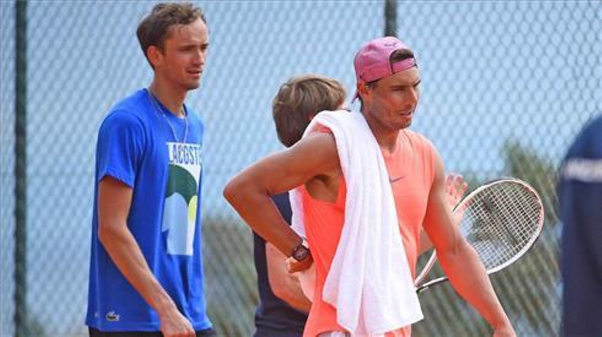 Nadal, junto a Medvedev, en el entrenamiento del lunes en Montecarlo Nadal, junto a Medvedev, en el entrenamiento del lunes en Montecarlo